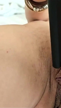 Ich staubsaugen in meinem bett, und nach meinen nippeln und meiner muschi