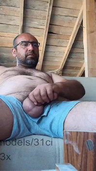 Seu mestre está ejaculando na TV ao vivo, vocês vagabundas