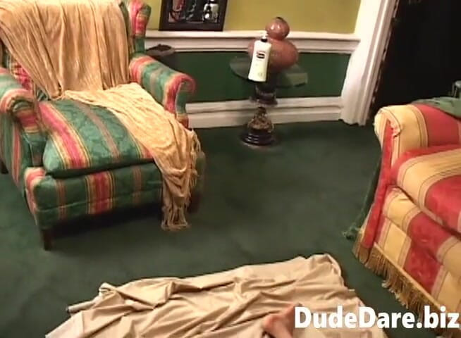 DudeDare: Smutty ebony fantazíruje s pikantní twink s pěkným zadkem