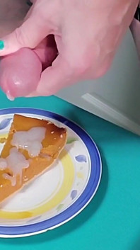 Rikki Ocean meliputi pai labunya dengan krim disebat tangan khasnya dan menikmati setiap gigitan