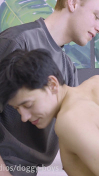 Dildo pro jeho twink díru