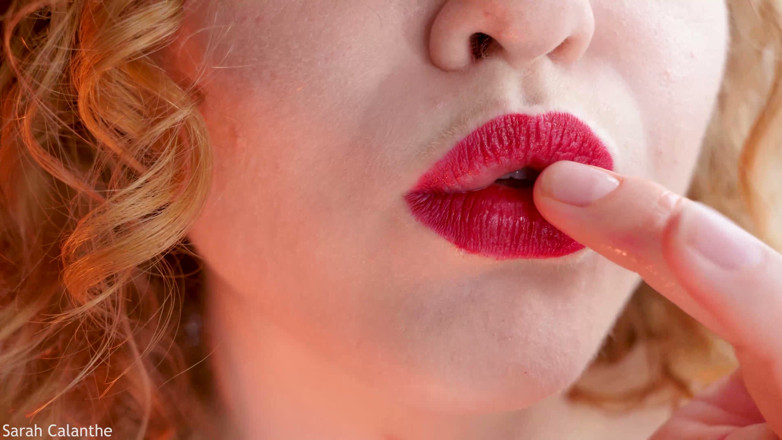 Sarah Calanthe: Batom e cuspe fetiche e sussurro