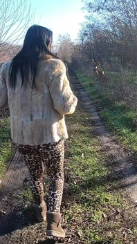 Zdradzająca żona idzie na zakupy z futerkiem z przyjacielem męża. Ona ssie jego kutasa out-door 221