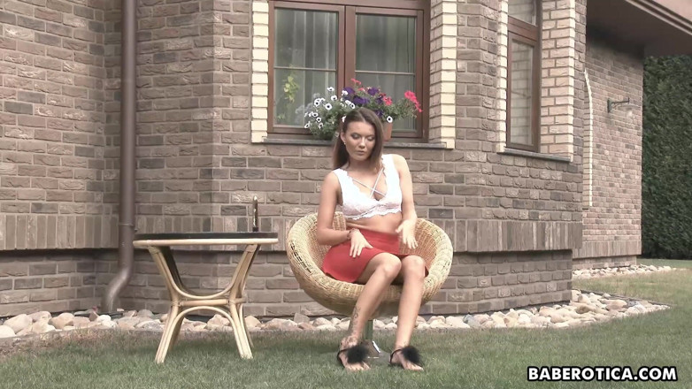 Baberotica: Vanessa Decker bawi się ze sobą na zewnątrz