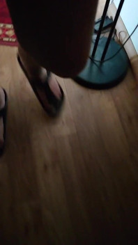 Birkenstocks et pieds en nylon dans la cage d’escalier