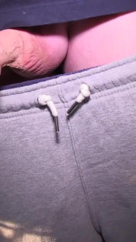 Zlobivá velšská děvka je čistá rebelka, když kouří a je ošukána dirty dogging cocks v lese