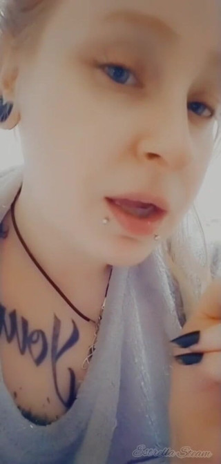 Estrella Steam: Mädchen mit piercings raucht eine zigarette