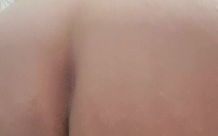Mommy big hairy pussy: MILF matang memasukkan dildo ke dalam pepeknya
