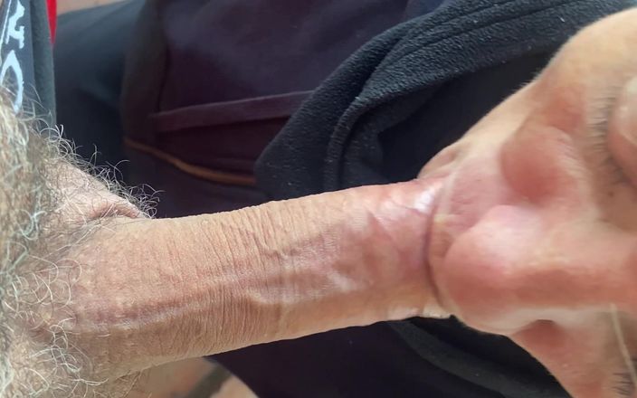 Cristina Sauvage: Versehentlicher selbstgedrehter sex mit dem nachbarn - blowjob in der Waschküche (pov)