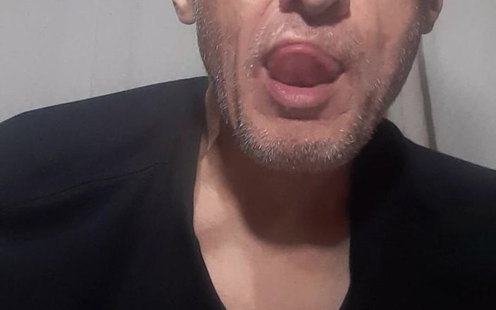 Big uncut hard cock: मेरे मुंह और मेरी जीभ के साथ एक गर्म रोमांटिक प्यार वाला चुंबन इसे एक साथ करते हैं।