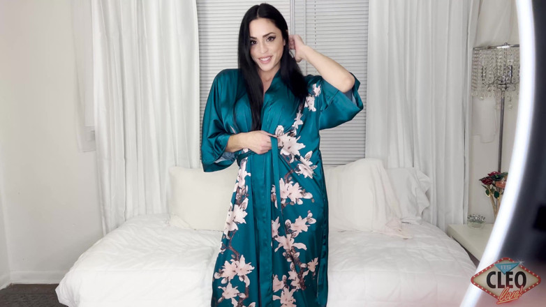 Cleo: Cleo Sexy Robe Striptease
