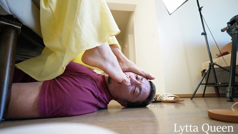 Queen Lytta ballbusting and cum lick: La calda ragazza Lytta distrugge il cuore della simp e...