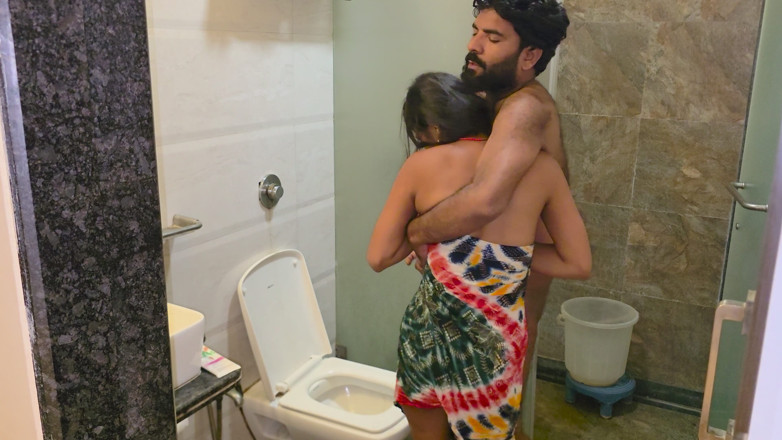 Aalox: Desi Indian House wife ko husband ne baathroom main bahut...