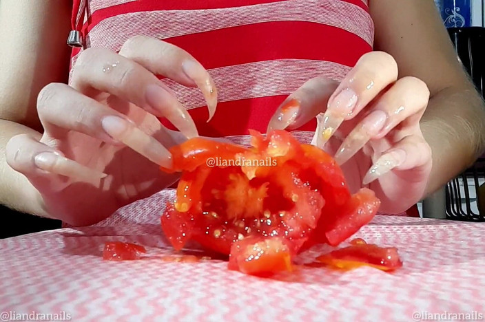 Goddess Li: Détruire une tomate