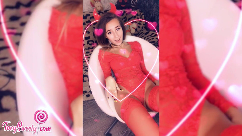 Tory Sweety: Une fille joue avec sa chatte mouillée et a un...