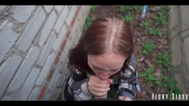 Garajların arkasında gerçek hızlı riskli sakso. Ağzına boşalıyor ve yutuyor