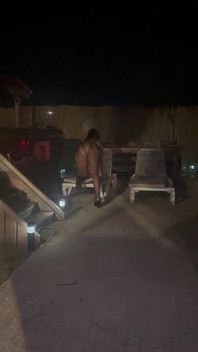 Provocação à beira da piscina da meia-noite