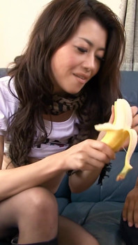 Une Japonaise sexy avec des bas sexy aime la bite bien dure et les légumes