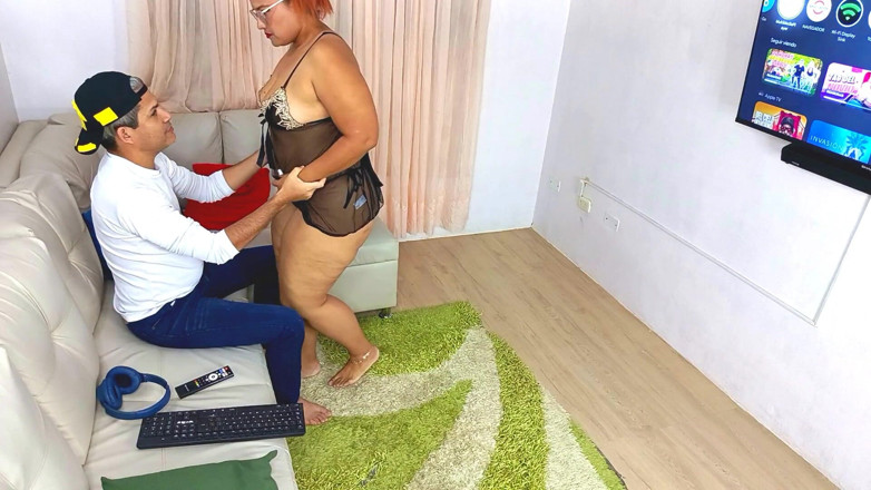 Gina Halime: BBW Üvey Annesi Üvey Oğlundan Kanepede Alay Alay