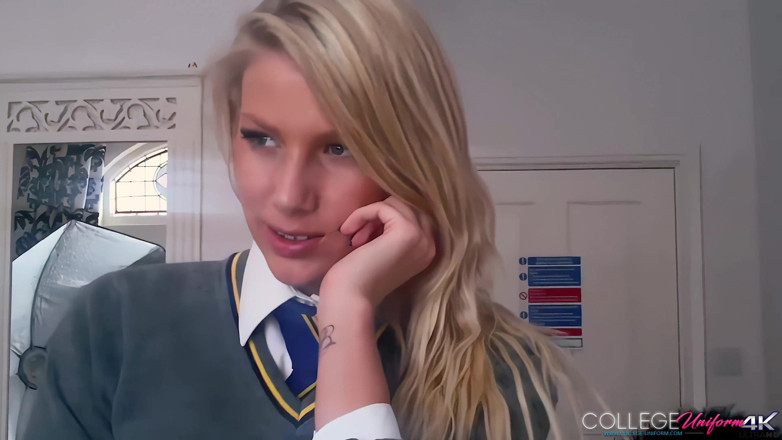 College Uniform: Corpo de estudante com Danielle Maye