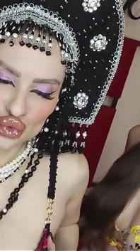 Deux princesses vous envoûtent avec leur corps sexy et leurs baisers de rouge à lèvres juteux et collants