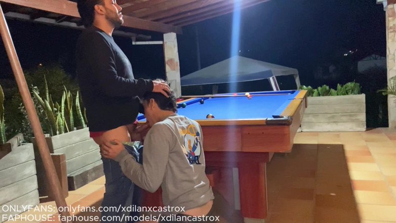 Dilan Castro: Sedang bersantai dengan twink pasif cantik Nalgon di luar ruangan...