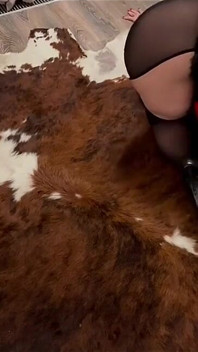 Kameraya poz veren seksi kitty heyecanlanıyor ve fışkırtarak boşalıyor