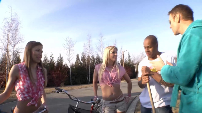 Threesome and GangBang: สาวผมบลอนด์สุดเดือด สักการะควยดำยักษ์ในเย็ด 3 คน