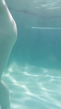 Sunny Lane suce une bite sous l'eau
