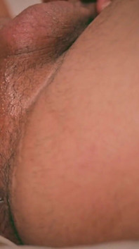 Anal Camilo Brown follando atlética twink jb a pelo cubriendo su culo con semen y empujándolo dentro de su agujero