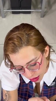 Uniformă scurtă și dorință de pulă: o elevă obraznică este futută fără milă