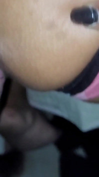 La giovane MILF mostra il suo culo stretto