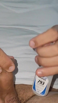 Homem enche seu pau de cola instantânea através da glande
