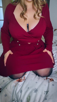 Una donna arrapata cavalca un dildo in calze.
