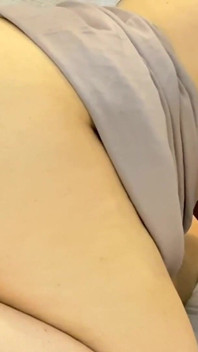 Nadržená podvádějící manželka natočila sexuální video, zatímco jezdí na příteli s velkým čůrákem a poskakuje na ní velké kozy, aby se manžel díval