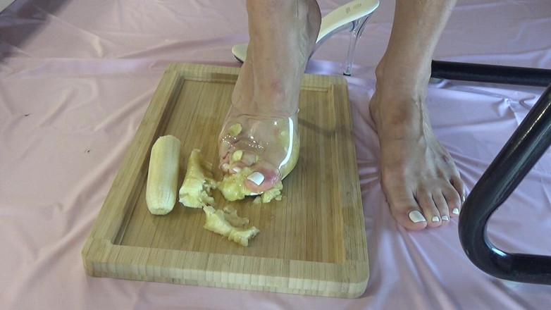AnnaBUST: ハイヒールの美脚でバナナを潰す