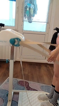 Amatérská manželka se masíruje vibrátorem. Latina Chlupatá kundička, Velká prsa, Velký zadek.