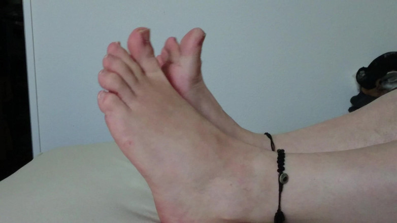 Carmen_Nylonjunge: 침대 위의 못생긴 맨발