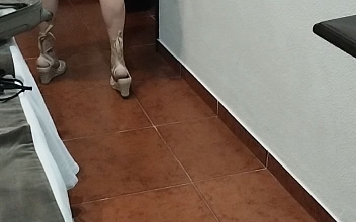 Morbosete000: In einem tanga mit den absätzen meiner ehefrau