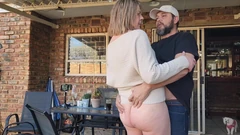 Arkadaşlarımın ateşli karısını dışarıda sikiyorum