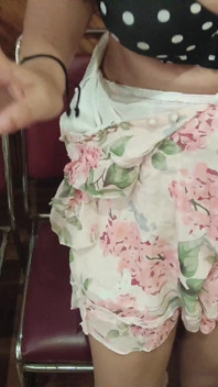 Sexy holka je nahá se svým kancelářským přítelem při hraní hry s kamenným papírem