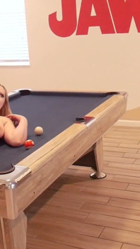 Vicki Verona dan Emma Shay Lesbian berkongkek di atas meja kolam dan bukannya Bermain Biliard