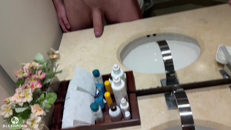 bleshporn: Julian Blesh menunjuk-nunjukkan zakar gemuknya