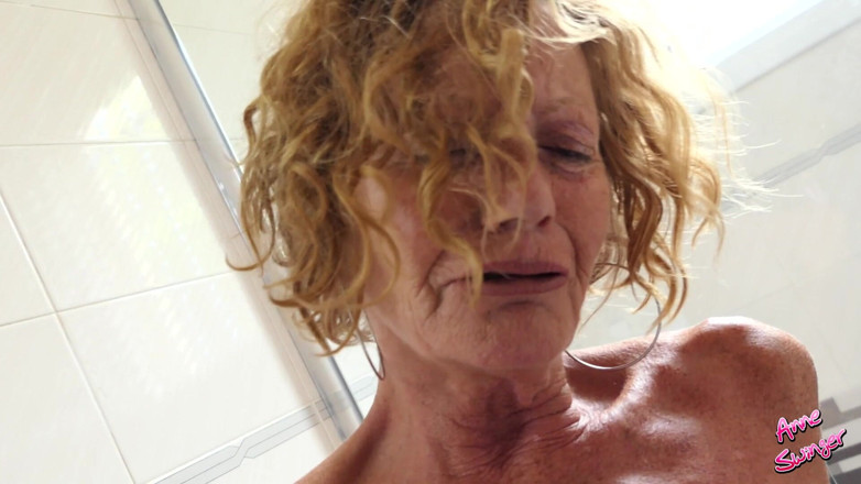 Anne Swinger: ดิลโด้ใหม่ของฉันในอ่างอาบน้ำ
