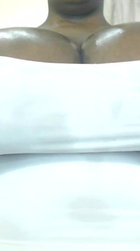 Madura culona rebotando sus tetas gigantes y juego de pezones