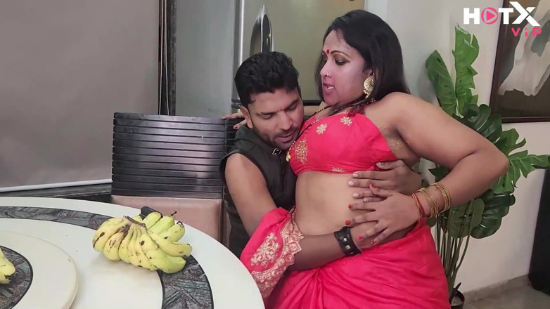 Indianxxx nude: Une MILF indienne aux seins énormes se déshabille et baise avec...