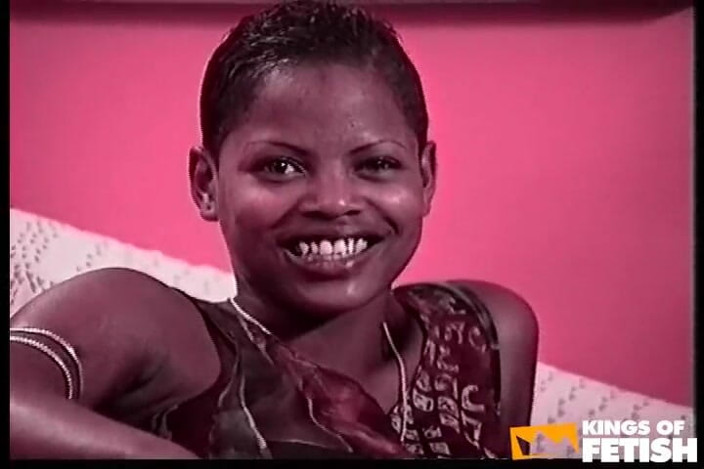 Inter-racial: Cewek semok kulit hitam dengan toket besar ini lagi asik...