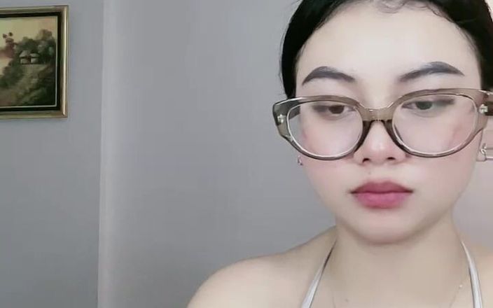 Jonathan Camberg: Schöne asiatische frau zeigt dekolleté