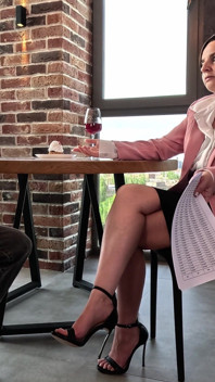 펨돔 레이디 보스. 그녀의 발을 숭배하고 바닥에서 먹는 더러운 돼지