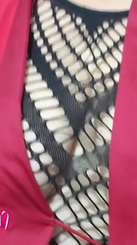 Une MILF modèle des vêtements pour son mari cocu